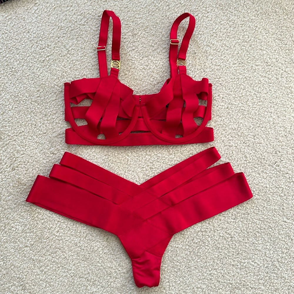 NEW Victoria Secret Bondage Set Top 32DD, undies M
